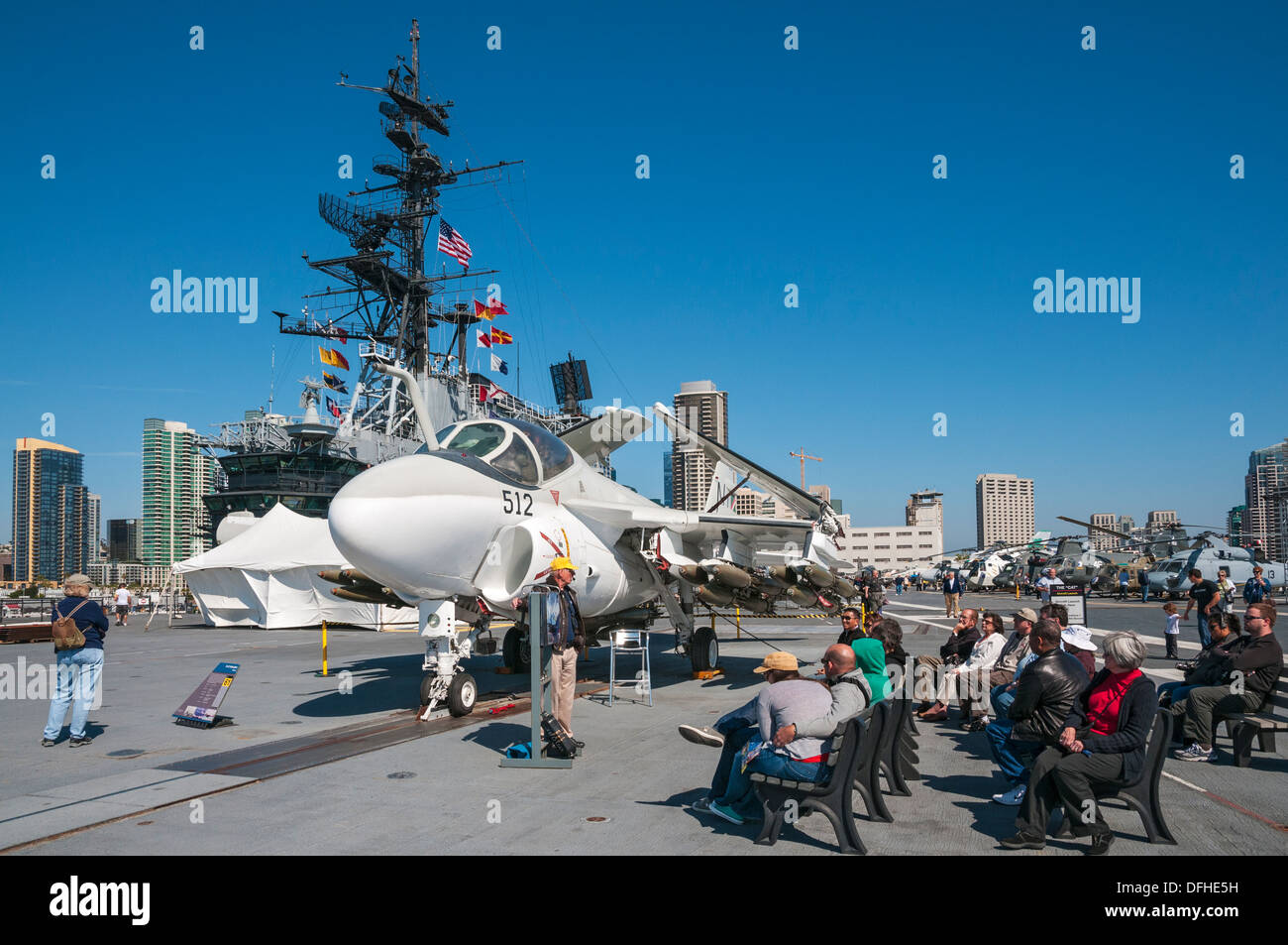 California, San Diego, USS Midway Museum, A-6 intruso, docente presentazione sul ponte di volo operazioni Foto Stock