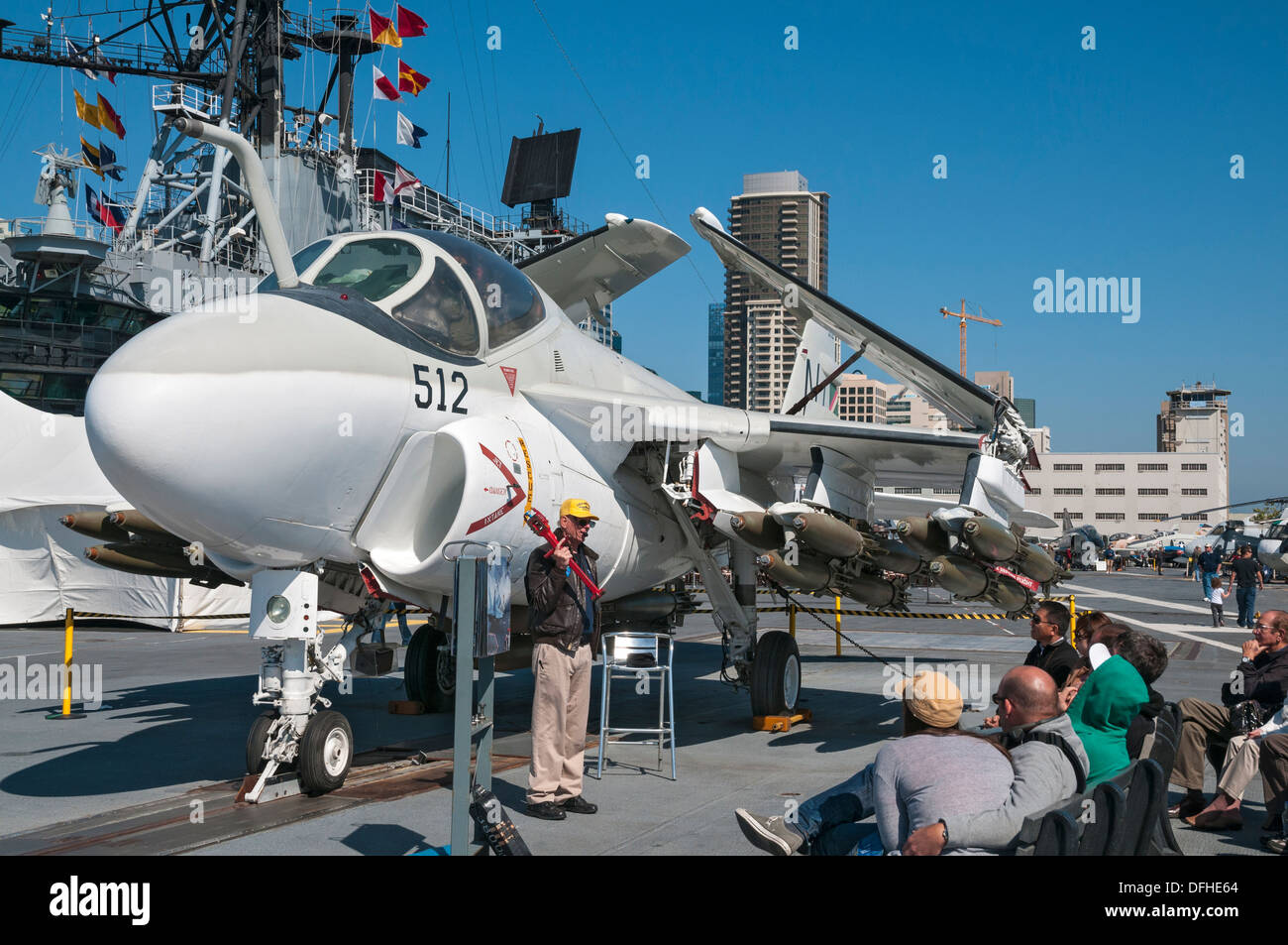 California, San Diego, USS Midway Museum, A-6 intruso, docente presentazione sul ponte di volo operazioni Foto Stock