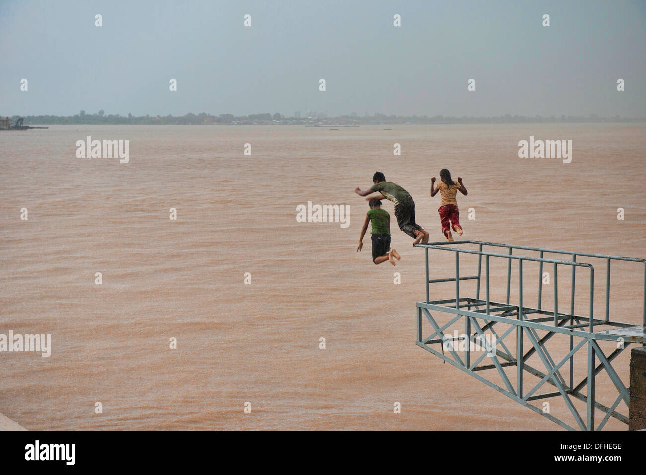 Il salto in il Tonle Sap, Phnom Penh Cambogia Foto Stock