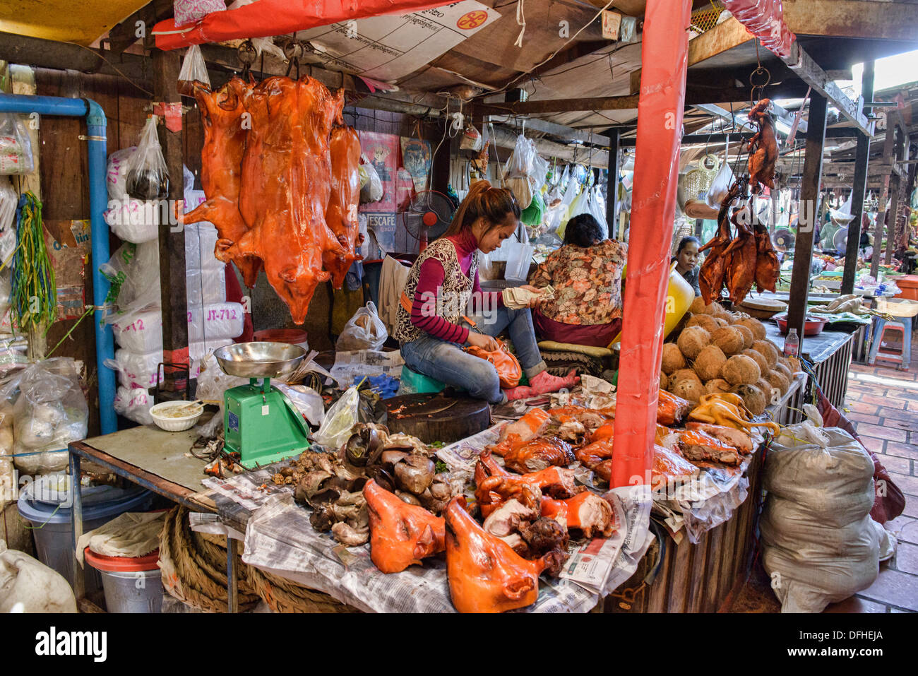 Il maialino arrosto fornitore nel mercato russo, Phnom Penh Cambogia Foto Stock