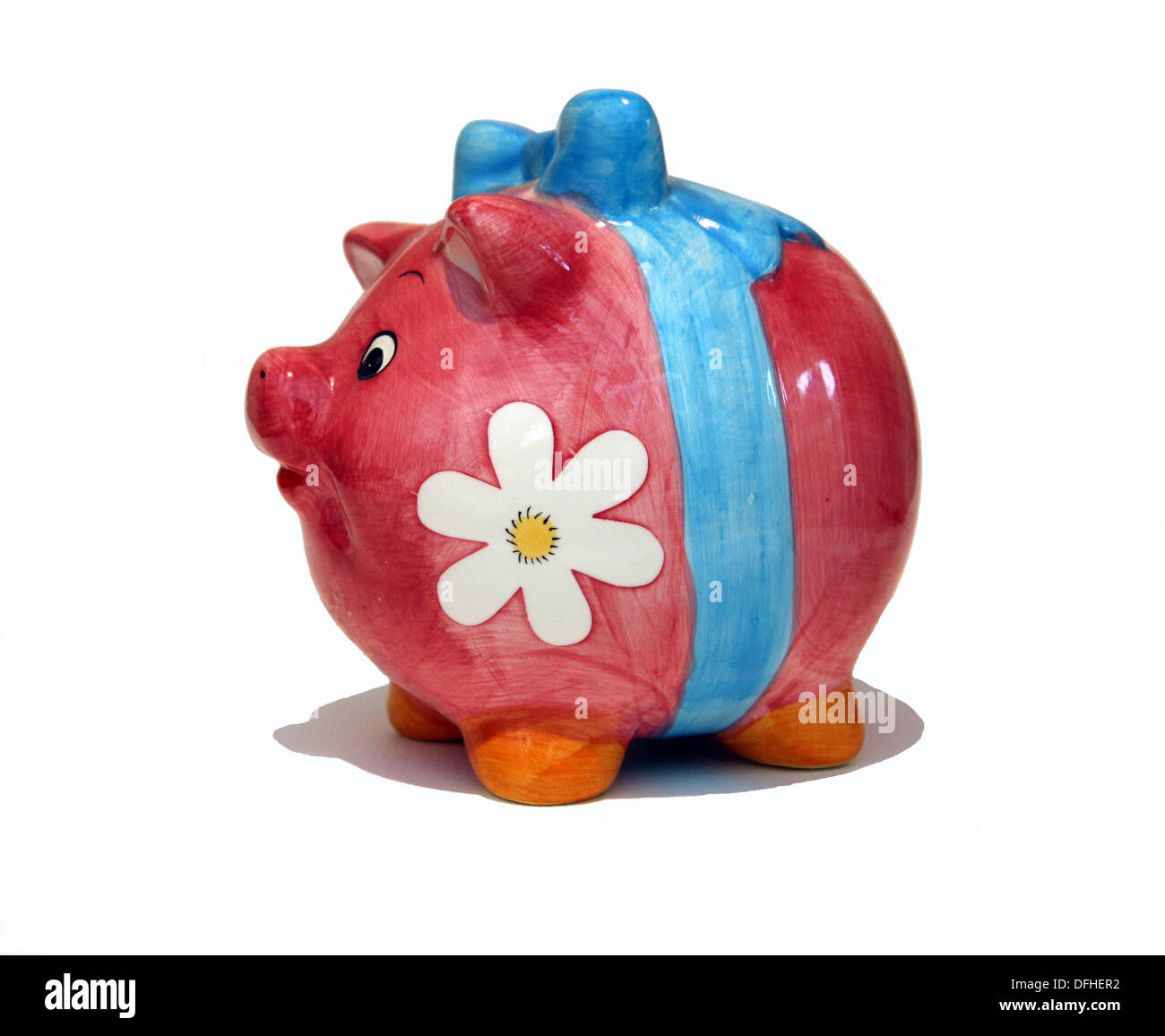 Salvadanaio o denaro-box su una bianca di sfondo per studio. Foto Stock