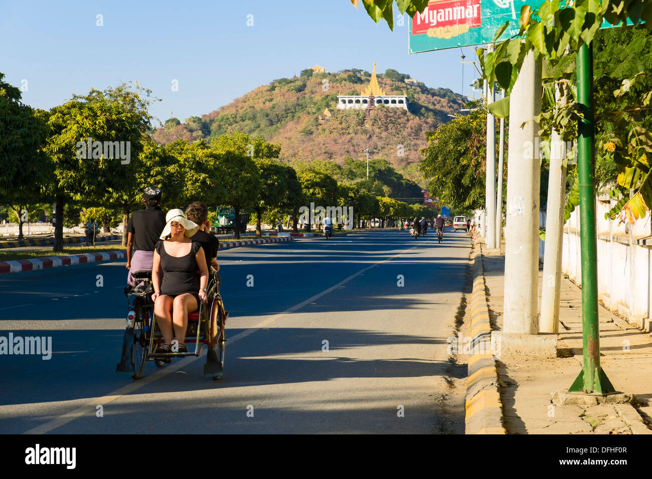 I turisti in riscio', strada per Mandalay Hill, Mandalay Myanmar, Asia Foto Stock