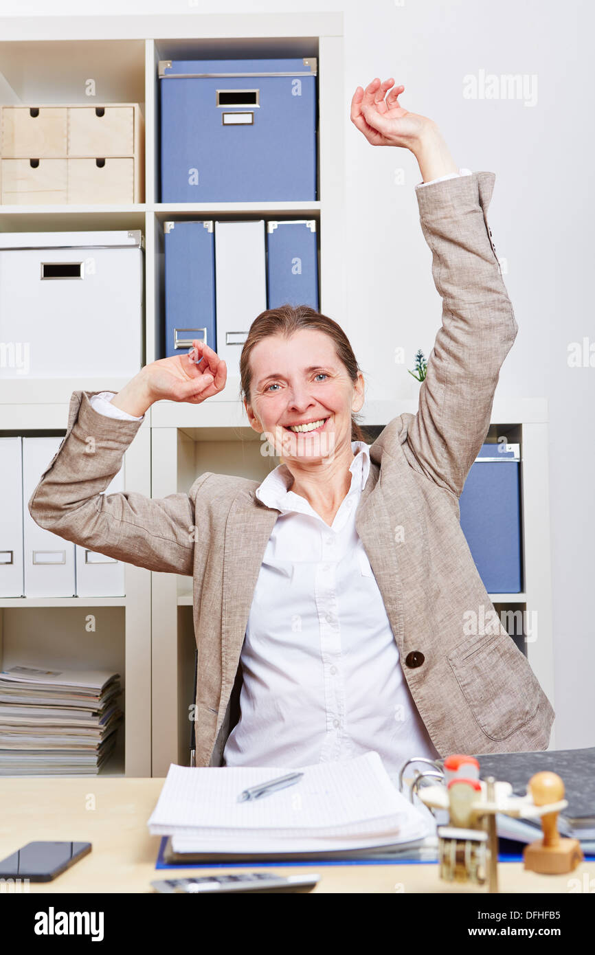 Senior business woman in office Stretching schiena Foto Stock