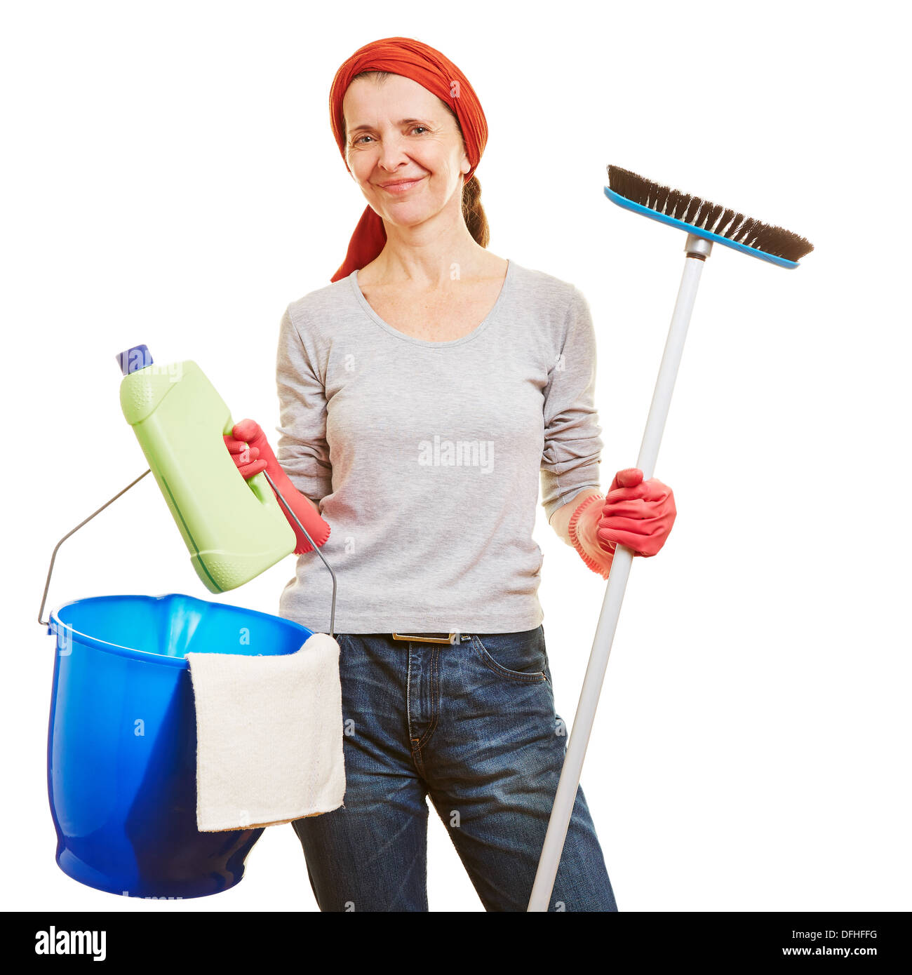 Felice senior donna fare le pulizie di primavera con prodotti per la pulizia Foto Stock