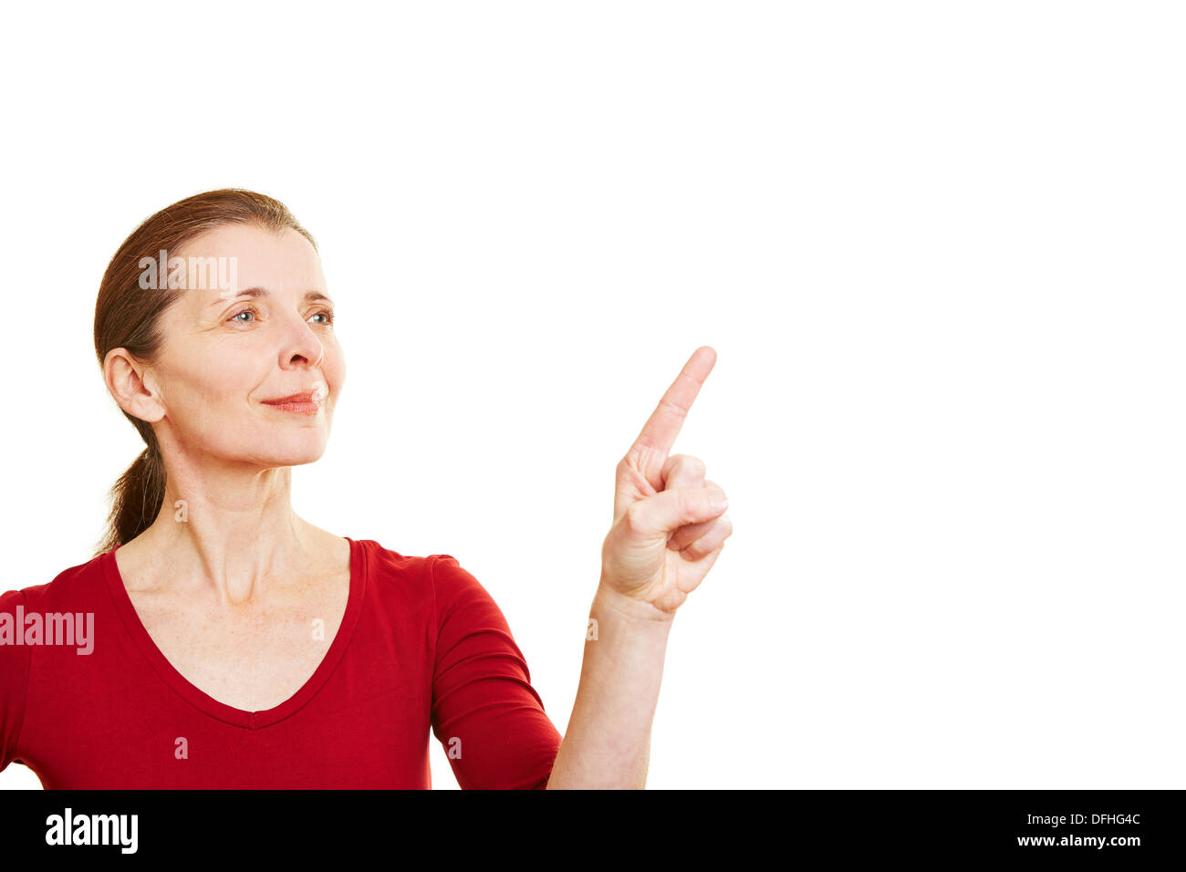 Senior di puntamento della donna con il suo dito indice per touchscreen invisibile Foto Stock