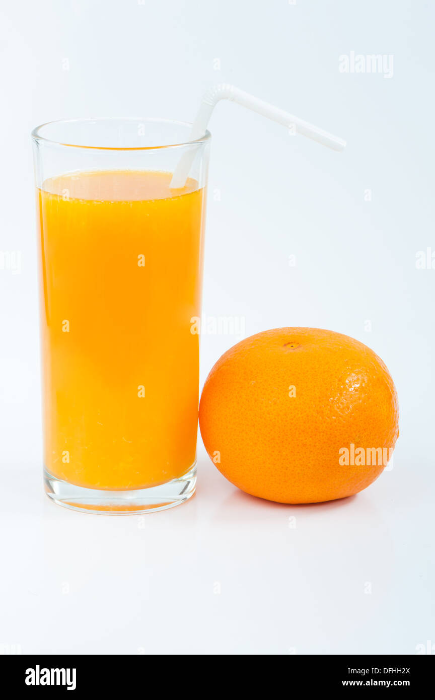 Succo di arancia su sfondo bianco . Foto Stock