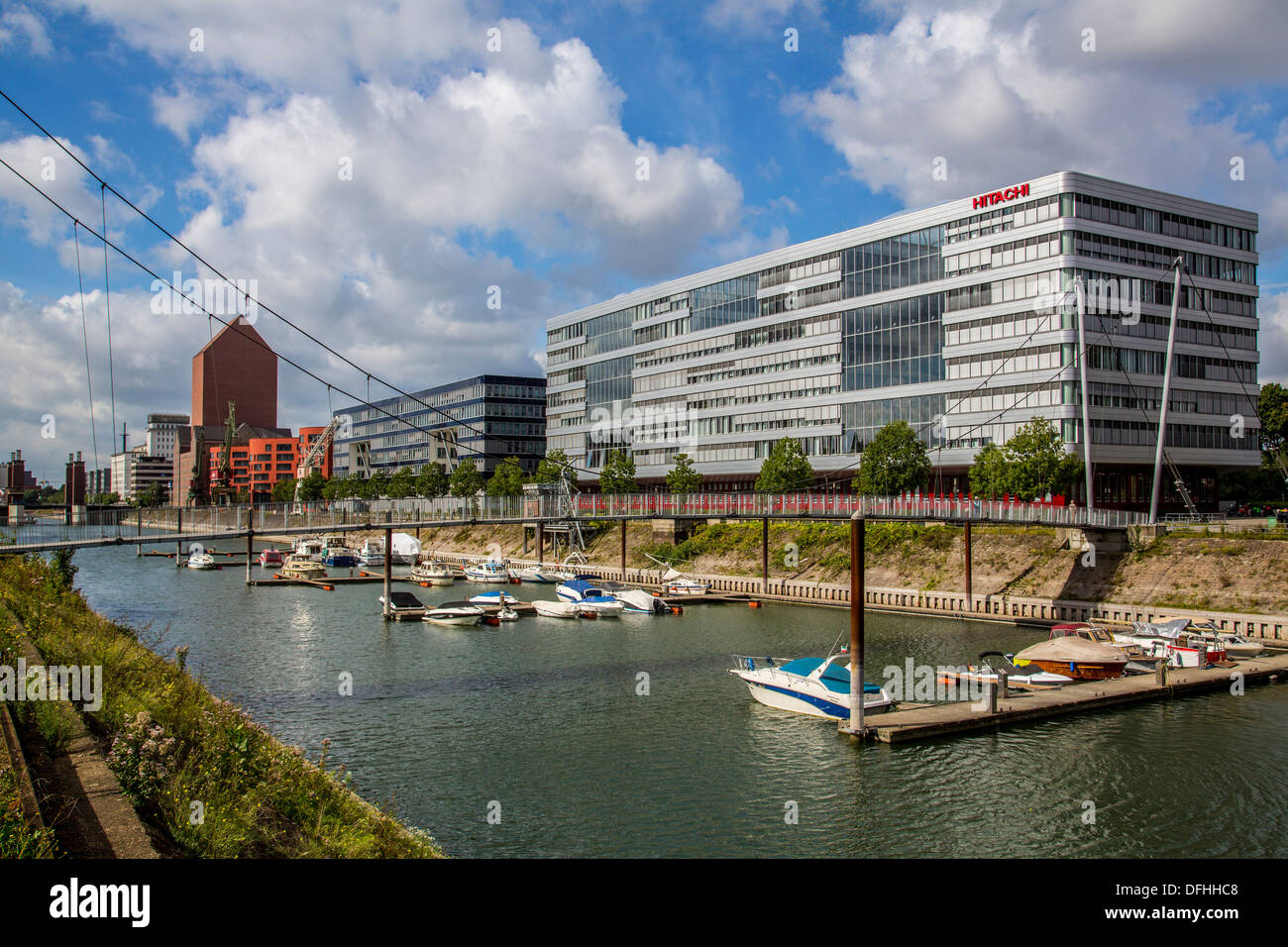 Innenhafen un ex industriali porta terrestre nella città di Duisburg. Oggi un business e leisure area intorno al bacino portuale. Foto Stock