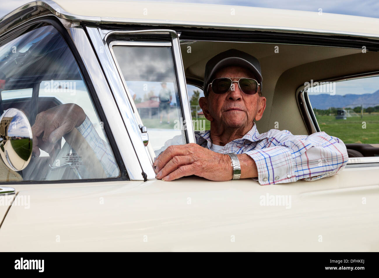 Kenneth Lee, pensionato, titolare di pensione o di rendita, seduta nel suo 1960 Ford Thunderbird Foto Stock