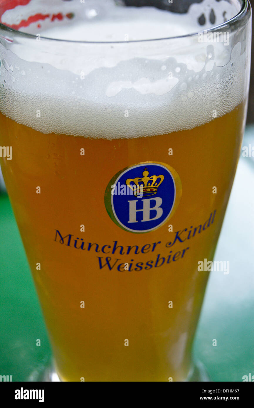 Un vetro stampato di Hofbrau Munchner Kindl Weissbeir, Monaco, Monaco di Baviera, Germania, pub tavola bicchieri di bevande Foto Stock