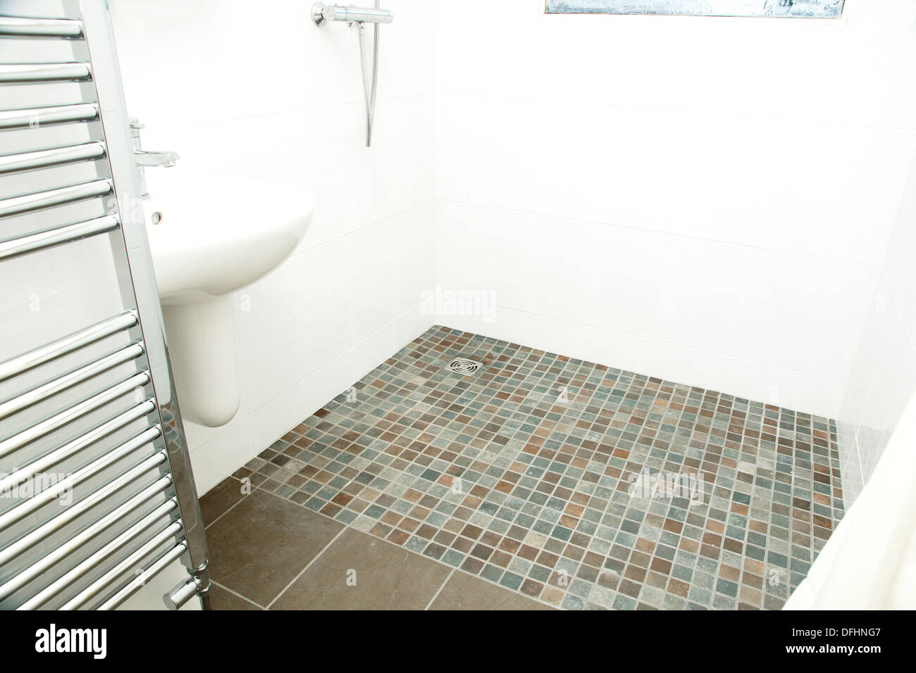 Un appositamente adattato wet room doccia / bagno con antiscivolo per piastrelle utilizzate per la Pavimentazione adatta per persone disabili Foto Stock