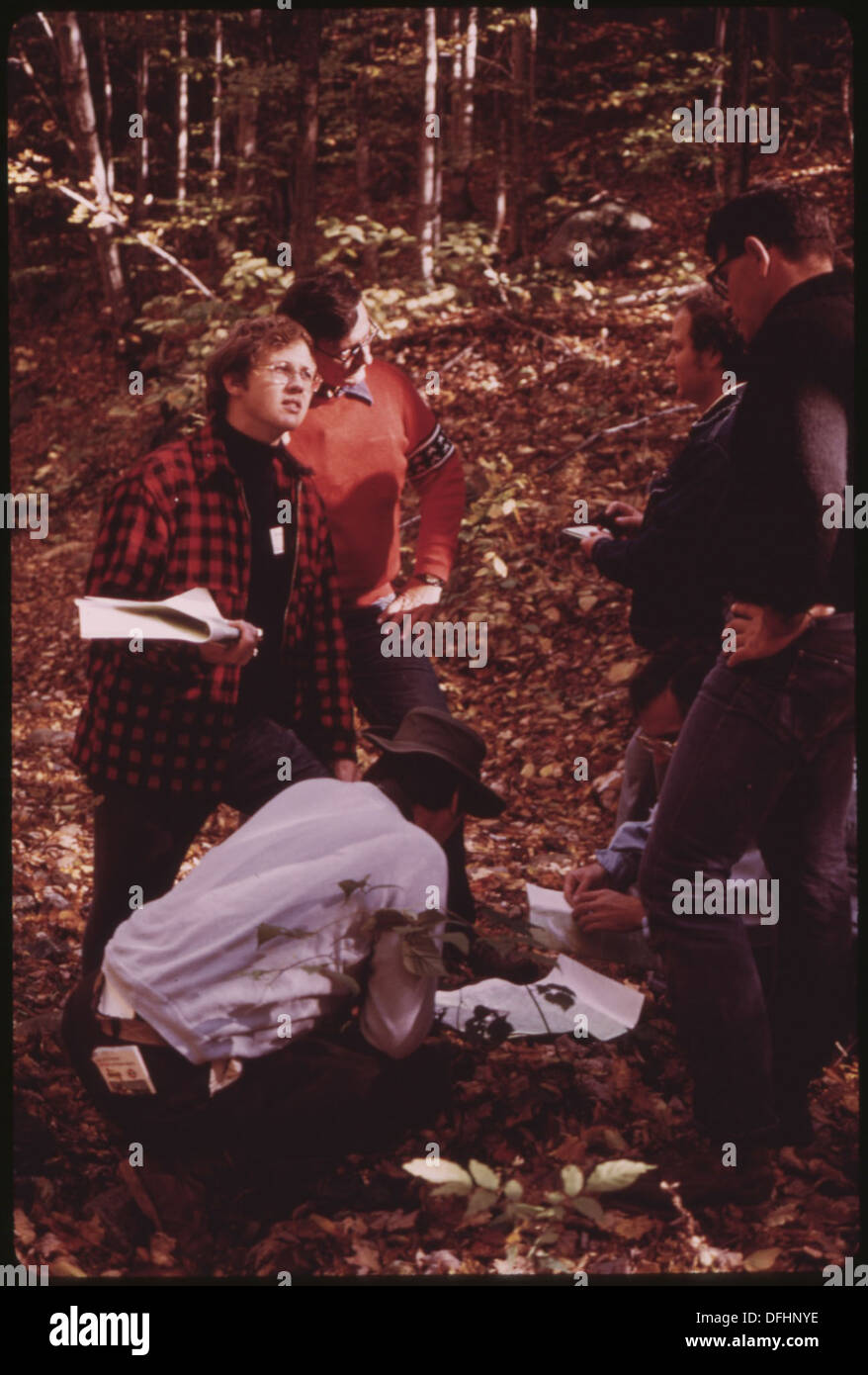 Questa immagine cattura gli escursionisti che consultano mappe topografiche nella riserva forestale di Adirondack, un'area nota per i suoi paesaggi aspri e le opportunità ricreative all'aperto. La riserva è un luogo popolare per escursioni a piedi, campeggio ed esplorazione della natura selvaggia. Foto Stock