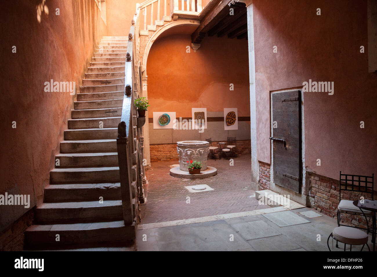 A Dorsoduro: il foyer, scale e un pozzetto di un vecchio palazzo convertito in un hotel (Venezia - Italia). Palais reconverti en hôtel. Foto Stock