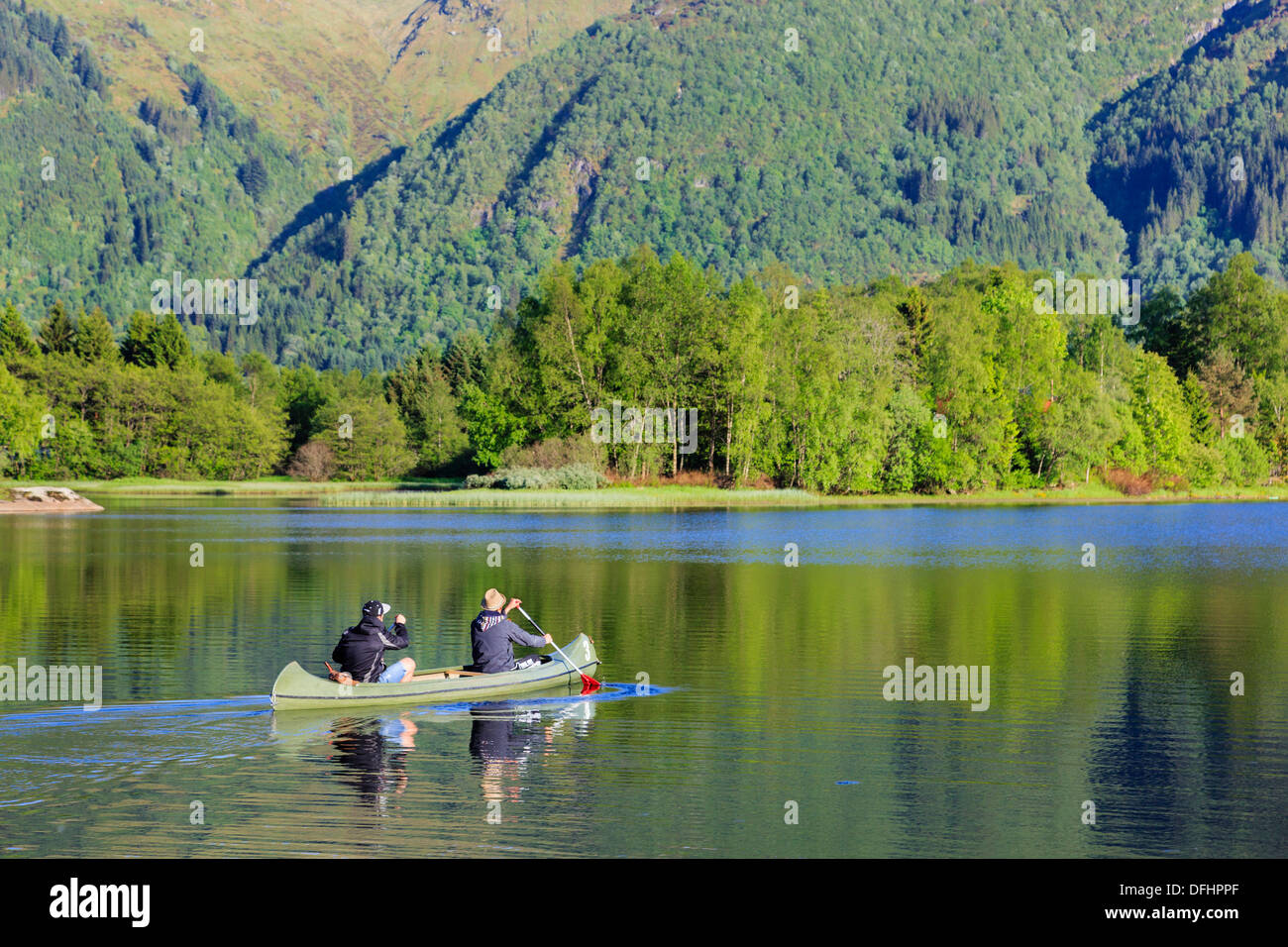 Due uomini paddling una canoa canadese sul lago Haukeland in estate vicino a Bergen Hordaland, Norvegia e Scandinavia Foto Stock