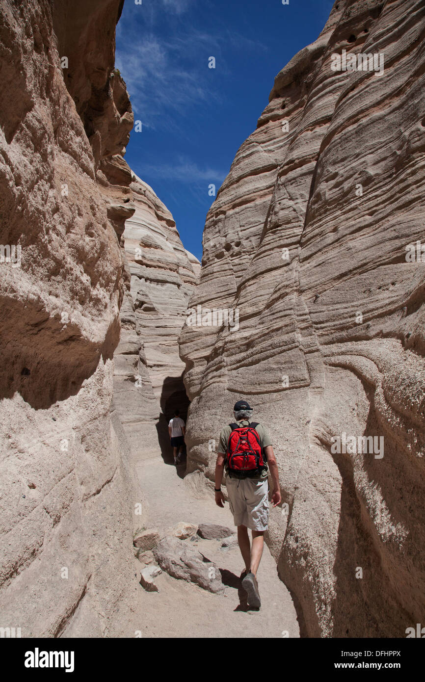 Gli escursionisti lungo la fessura Canyon Trail in tenda Kasha-Katuwe Rocks National Monument, Nuovo Messico. Foto Stock