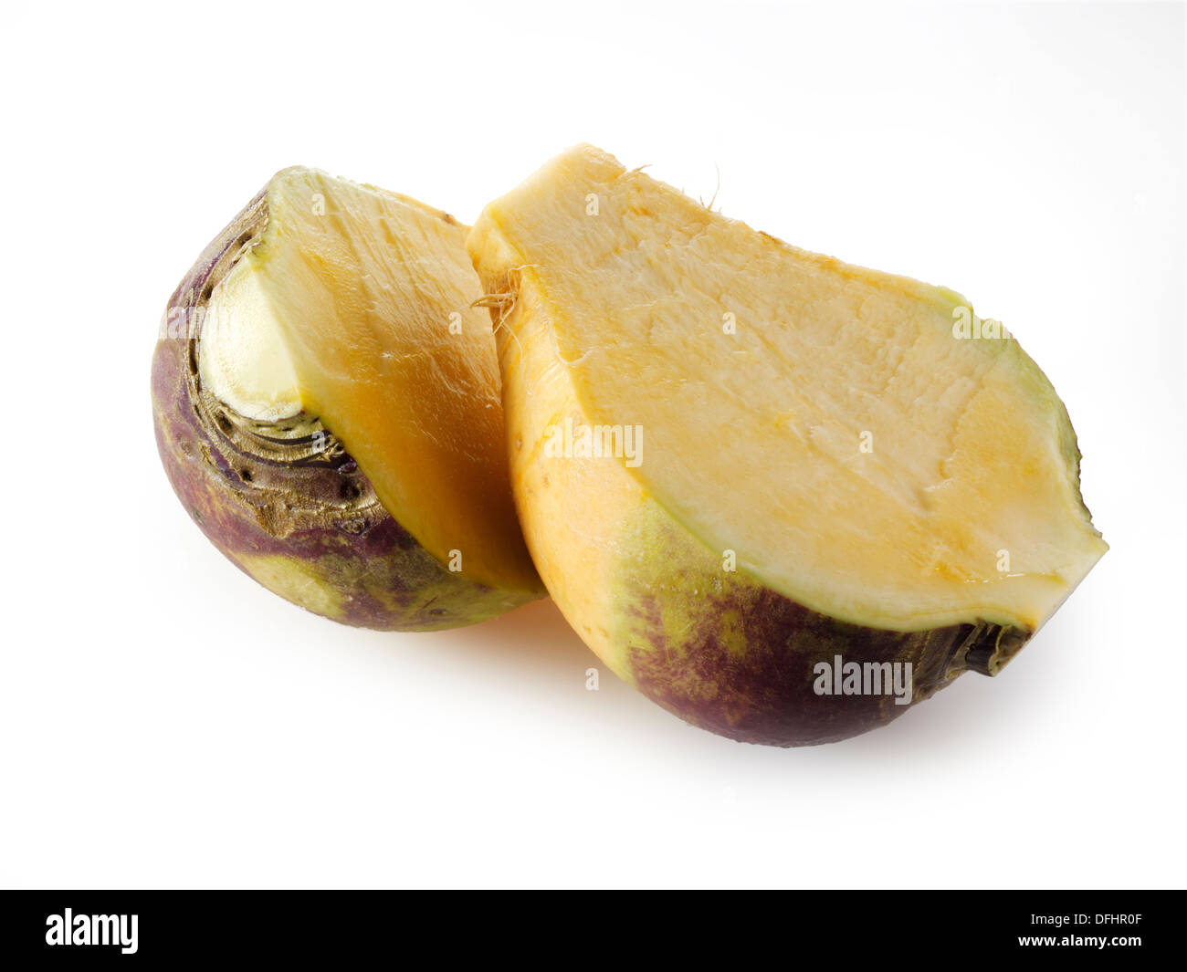 Close up Fresh cut rutabaga, svedese o vegetale neep contro uno sfondo bianco Foto Stock