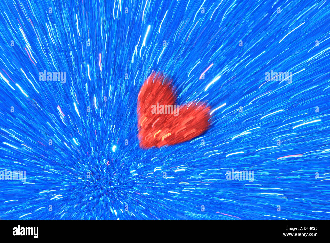 Amore e romanticismo - cuore rosso Swirl attraverso una galassia di blu Foto Stock