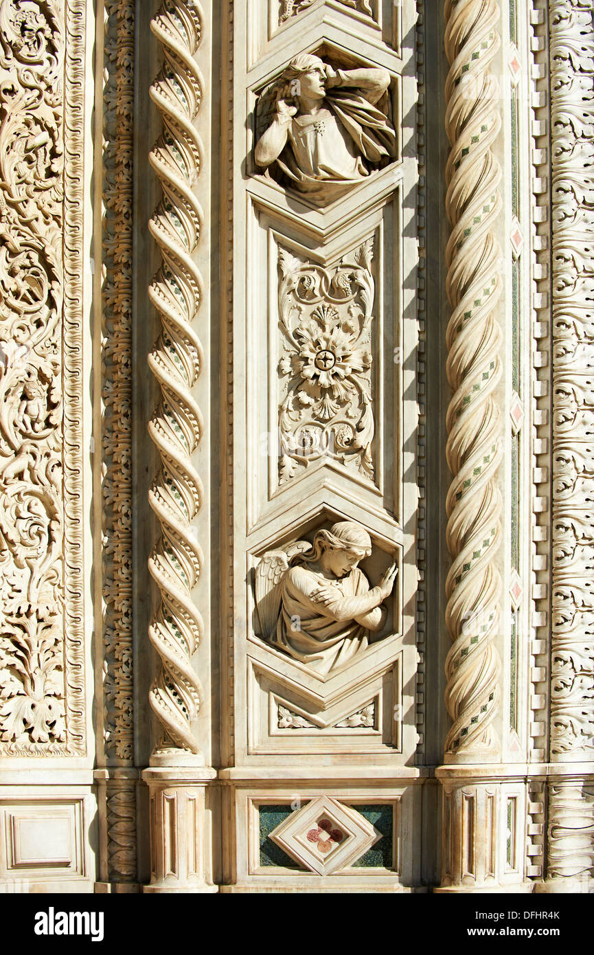 In prossimità delle sculture in pietra sulla facciata del Duomo di Firenze (Cattedrale di Santa Maria del Fiore , Firenze Italia Foto Stock