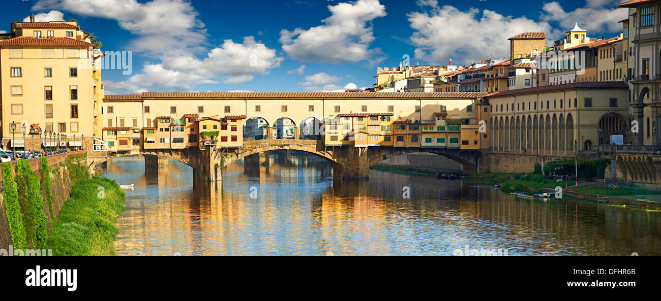 Panorama panoramica del medievale Ponte Vecchio ponte sul fiume Arno, Firenze, Italia Foto Stock
