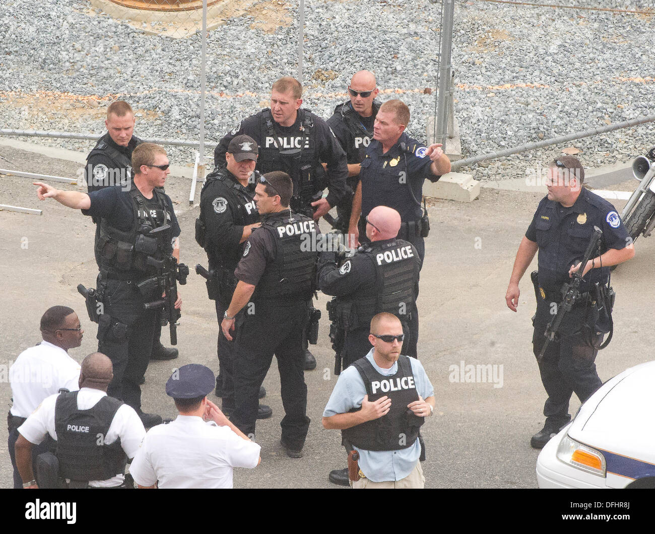 United States Capitol polizia sharpshooters pianificare la loro distribuzione al di fuori del Senato Hart Edificio per uffici a seguito di segnalazioni di un tir incidente sulla Capitol Hill a Washington D.C. il giovedì, 3 ottobre 2013. Credito: Ron Sachs / CNP (restrizione: NO New York o New Jersey o giornali quotidiani nel raggio di 75 miglia da New York City) Foto Stock