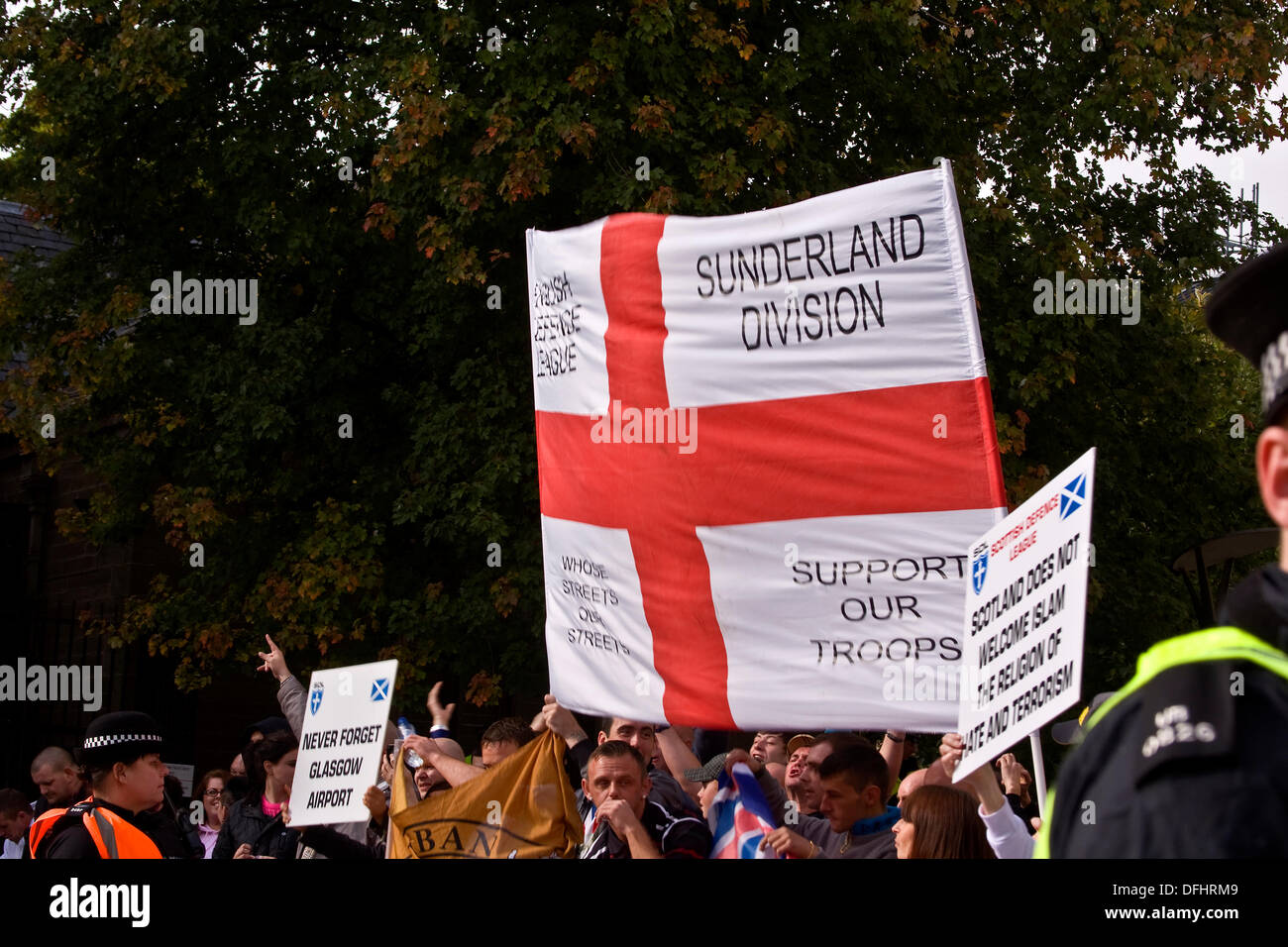 Dundee, Scotland, Regno Unito. 5 Settembre, 2013. Scozzese e Inglese Lega difesa dimostrazione al di fuori della Primark store edificio nel centro città di Dundee. Credito: Dundee fotografico / Alamy Live News. Foto Stock