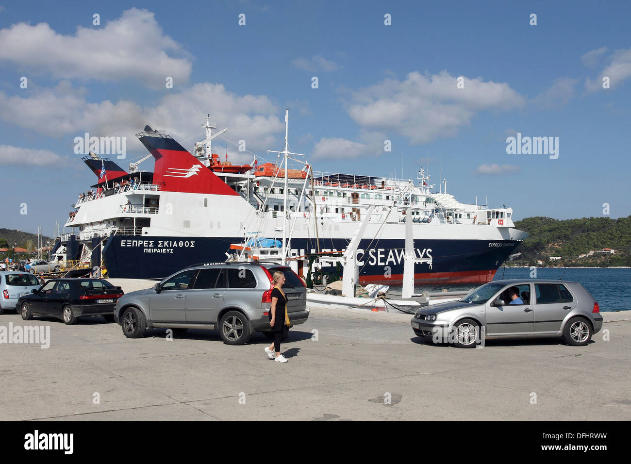 I veicoli in attesa di bordo un Hellenic Seaways traghetto a Skiathos città sull'isola greca di Skiathos. Foto Stock