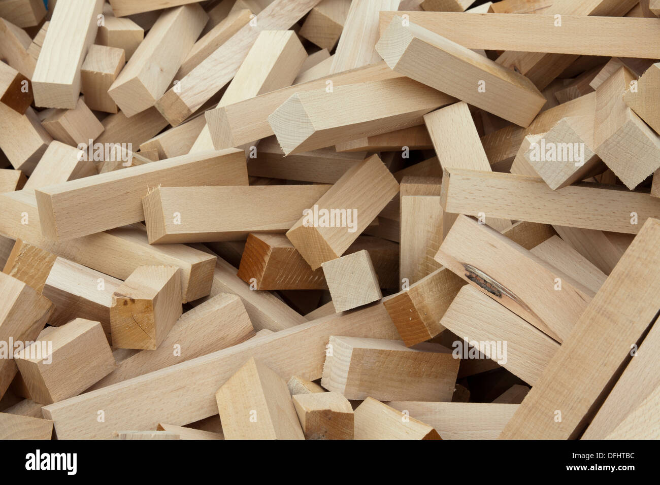 Travi di legno sovrapposti e trasformati Foto Stock