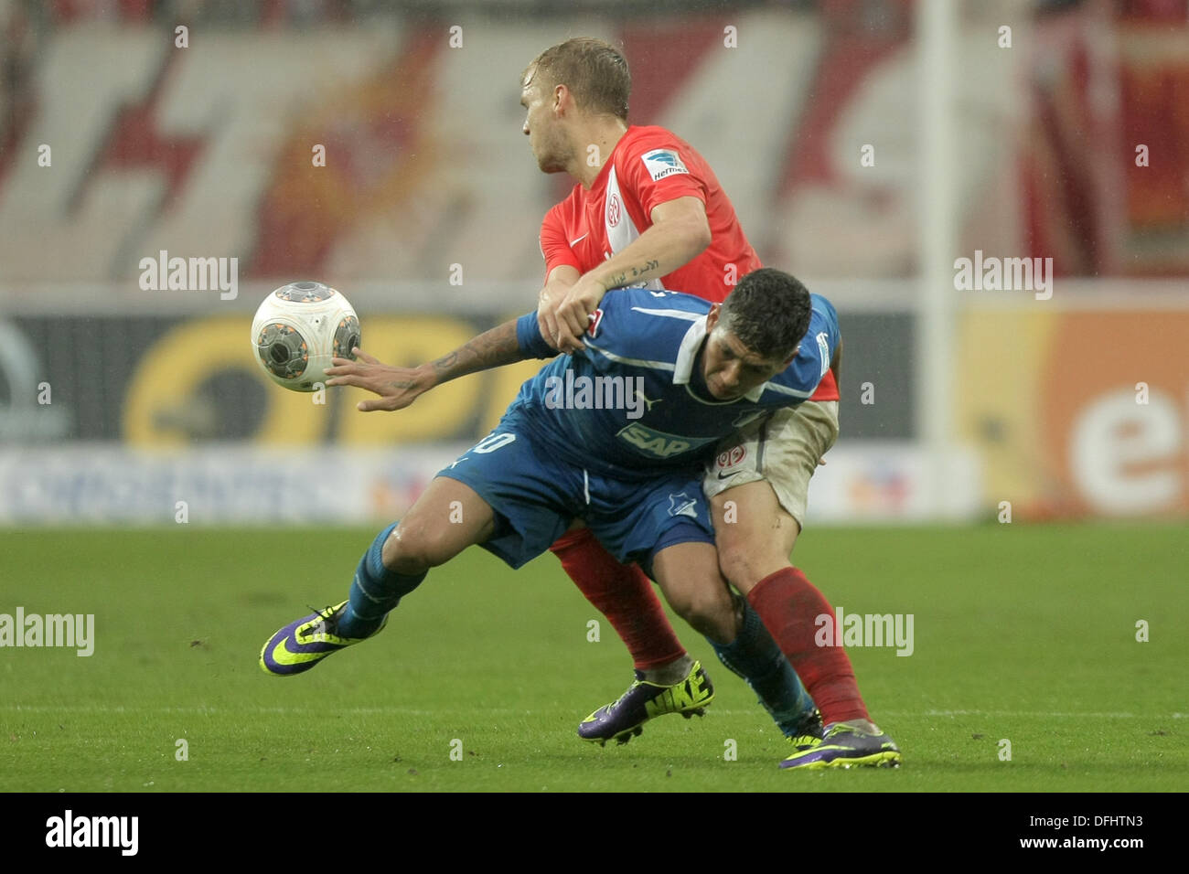 Mainz' Johannes Geis (retro) e Hoffenheim's Roberto Firmino (anteriore) si contendono la palla. Foto: Fredrik von Erichsen (ATTENZIONE: grazie alle linee guida di accreditamento, il DFL consente solo la pubblicazione e utilizzazione di fino a 15 immagini per corrispondenza su internet e nei contenuti multimediali in linea durante la partita). Foto Stock