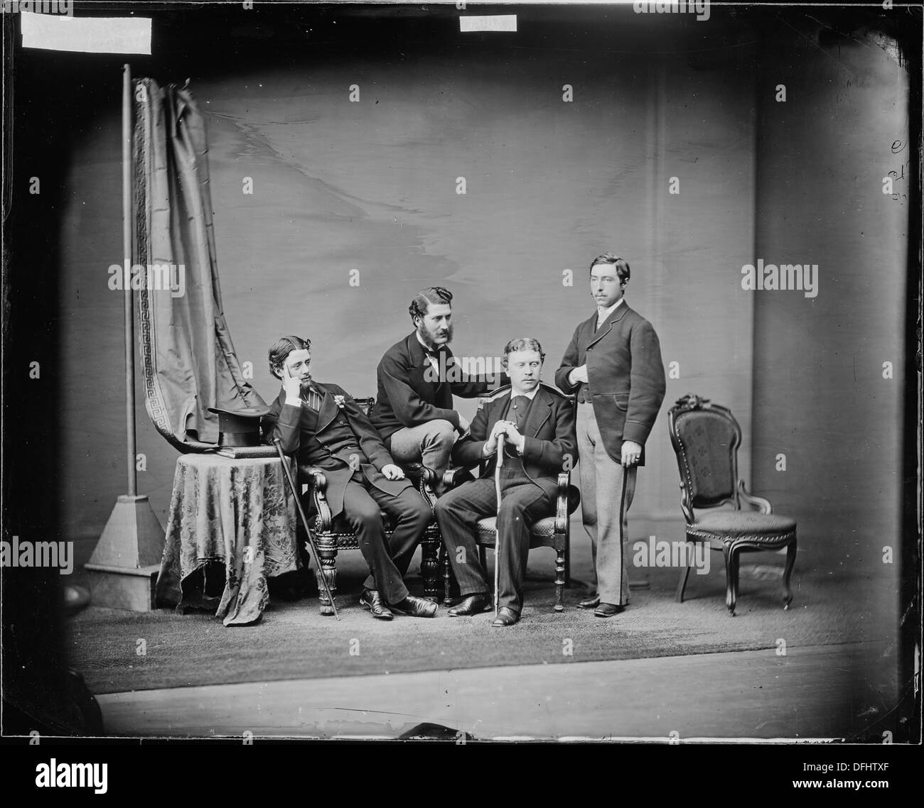 Questa immagine raffigura Henry Howard, un addetto della Legazione inglese, insieme ad altri individui, probabilmente coinvolti in affari diplomatici. La legazione si riferisce a una missione diplomatica straniera o ambasciata, e il ruolo di Howard sarebbe stato in questo contesto durante il suo servizio. Foto Stock