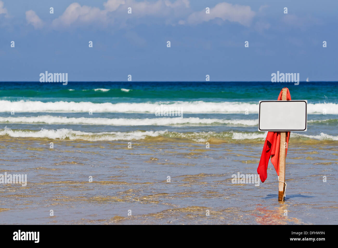 Bandiera rossa sulla spiaggia solitaria in Spagna Foto Stock