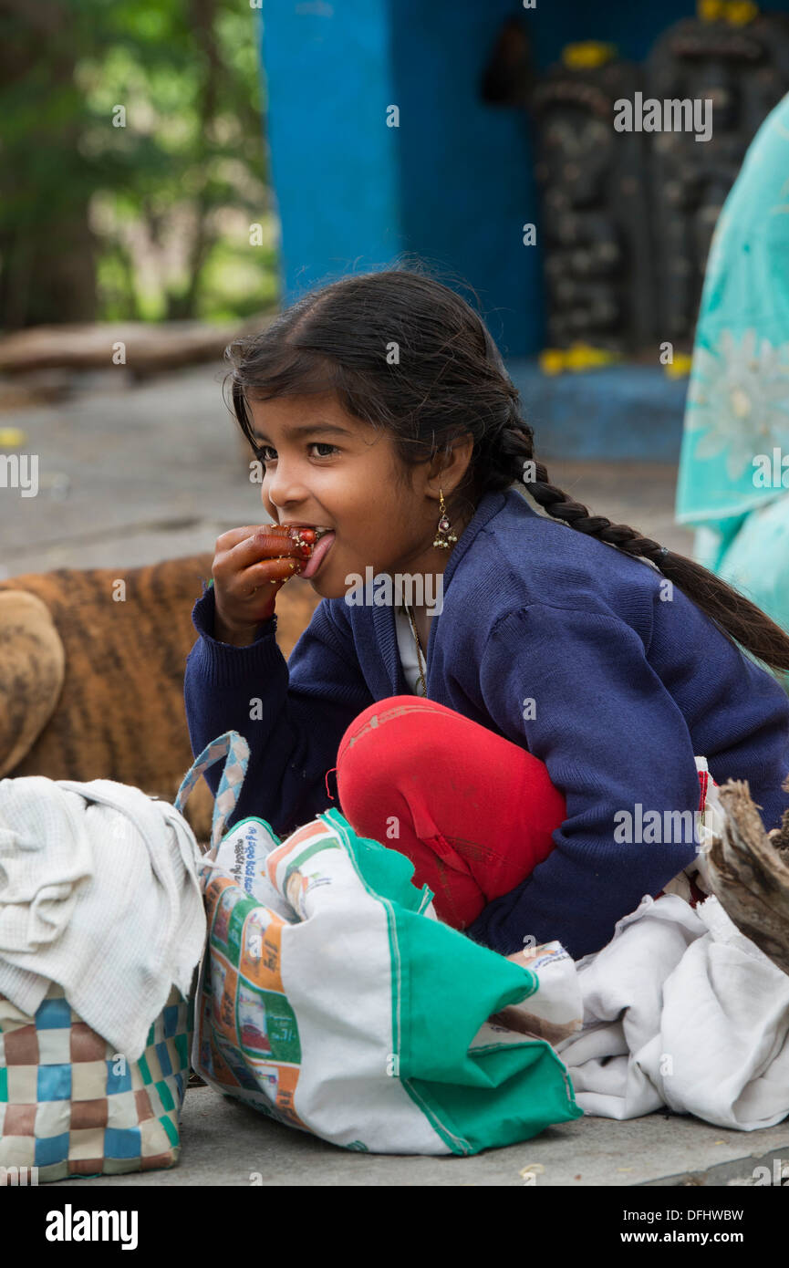 Villaggio indiano ragazza a mangiare cibo. Andhra Pradesh, India Foto Stock