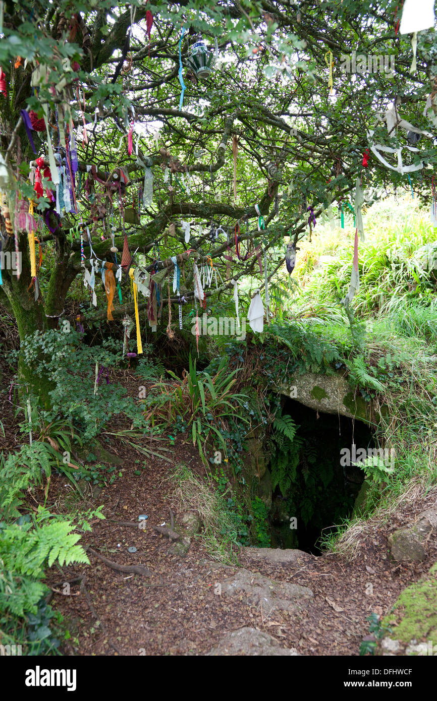 Pozzo santo, con strisce di stoffa a sinistra su una struttura ad albero desiderate dai pellegrini, Sancreed, Cornwall Foto Stock