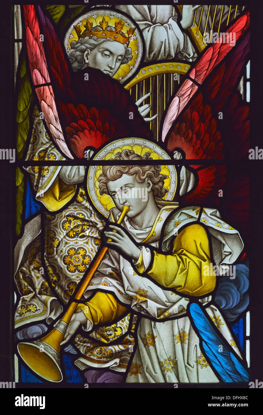 Angeli con arpe e avvisatore acustico, dettaglio della finestra orientale. Chiesa di San Michele e Tutti gli angeli. Beetham, Cumbria, England, Regno Unito Foto Stock