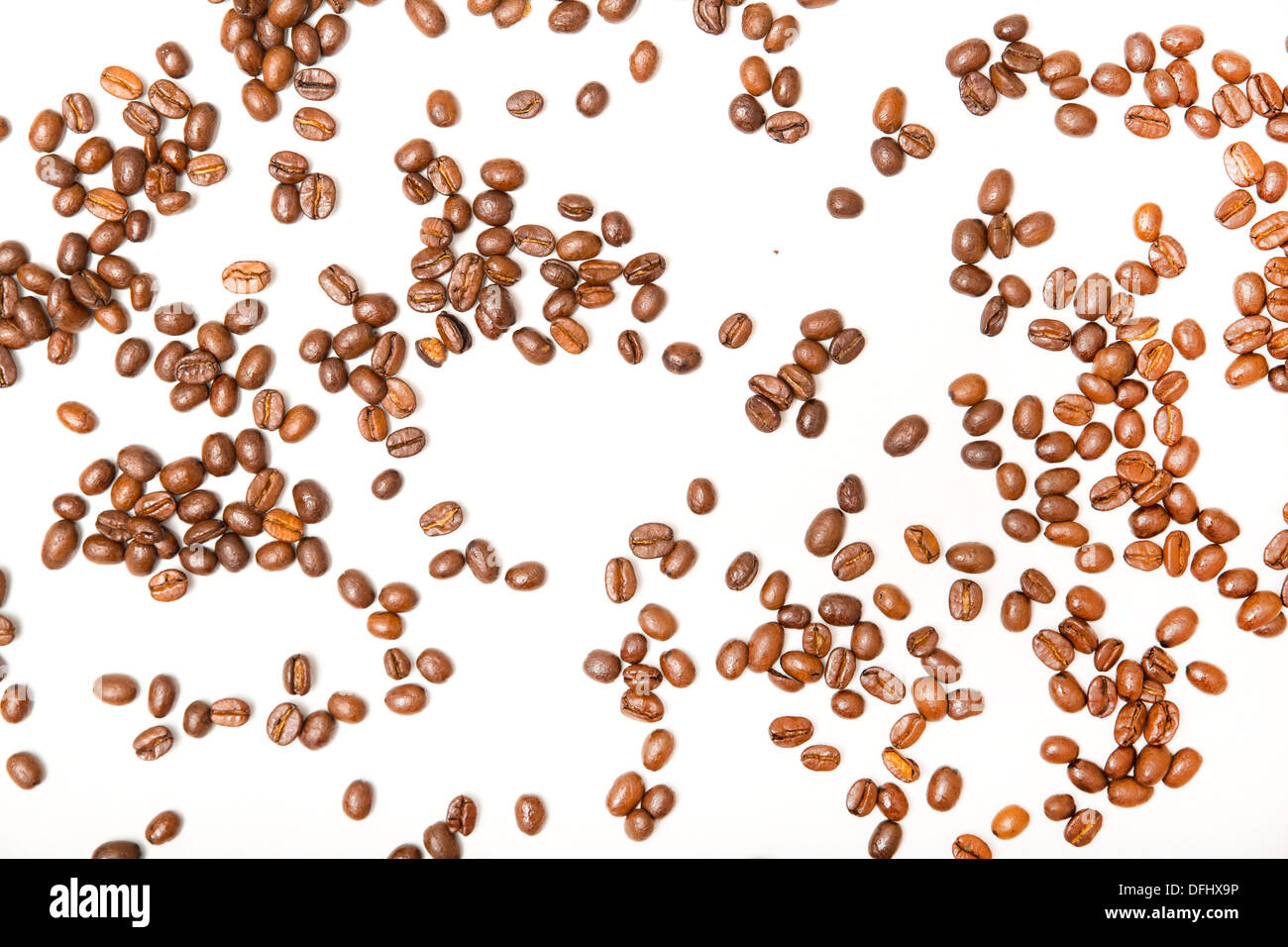Caffè torrefatto in grani isolati su bianco. Foto Stock