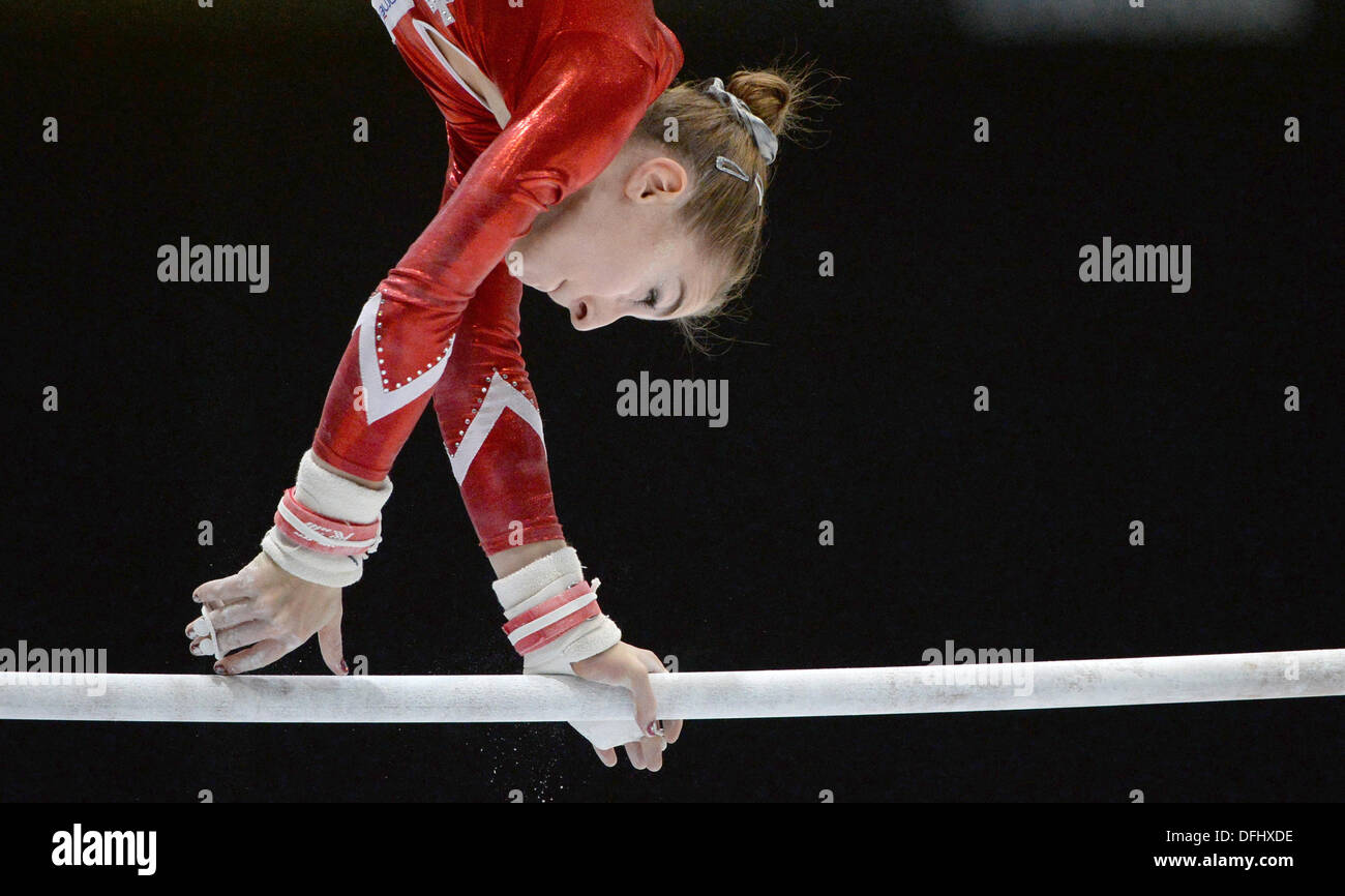 Anversa, Belgio. 04 ott 2013. Ilaria Kaeslin degli STATI UNITI D'AMERICA compete a barre asimmetriche durante la donna multisport Finals presso la ginnastica artistica Campionati del Mondo di Anversa, Belgio, 04 ottobre 2013. Foto: MARIJAN MURAT/dpa/Alamy Live News Foto Stock