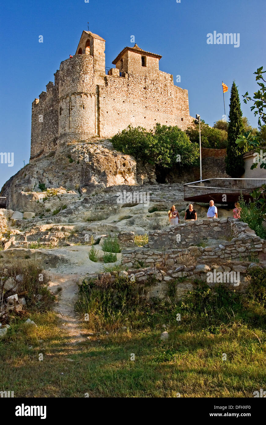 Castell Santa Creu sorge su uno sperone roccioso che si affaccia sulla città vecchia di Calafell nella regione Catalana di Spagna. Foto Stock