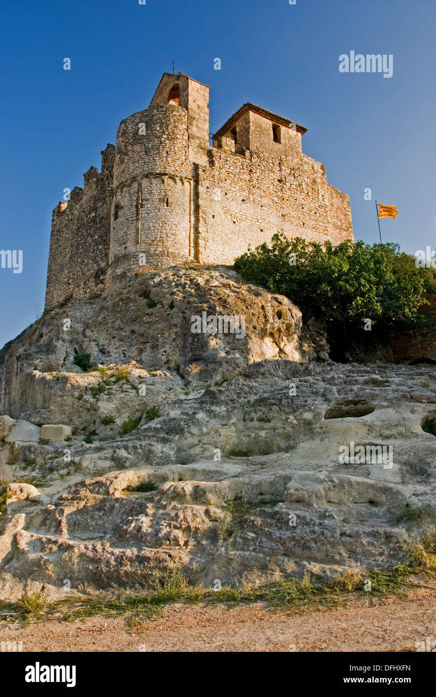 Castell Santa Creu sorge su uno sperone roccioso che si affaccia sulla città vecchia di Calafell nella regione Catalana di Spagna. Foto Stock