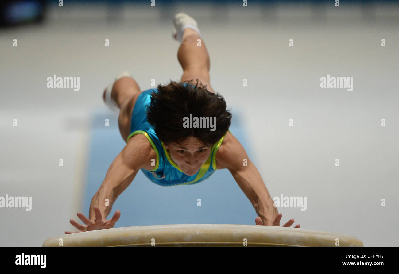 Anversa, Belgio. 05 ott 2013. Oksana Chusovitina di Usbekistan compete alla volta durante la donna apparato finale alla ginnastica artistica Campionati del Mondo di Anversa, Belgio, 05 ottobre 2013. Foto: MARIJAN MURAT/dpa/Alamy Live News Foto Stock