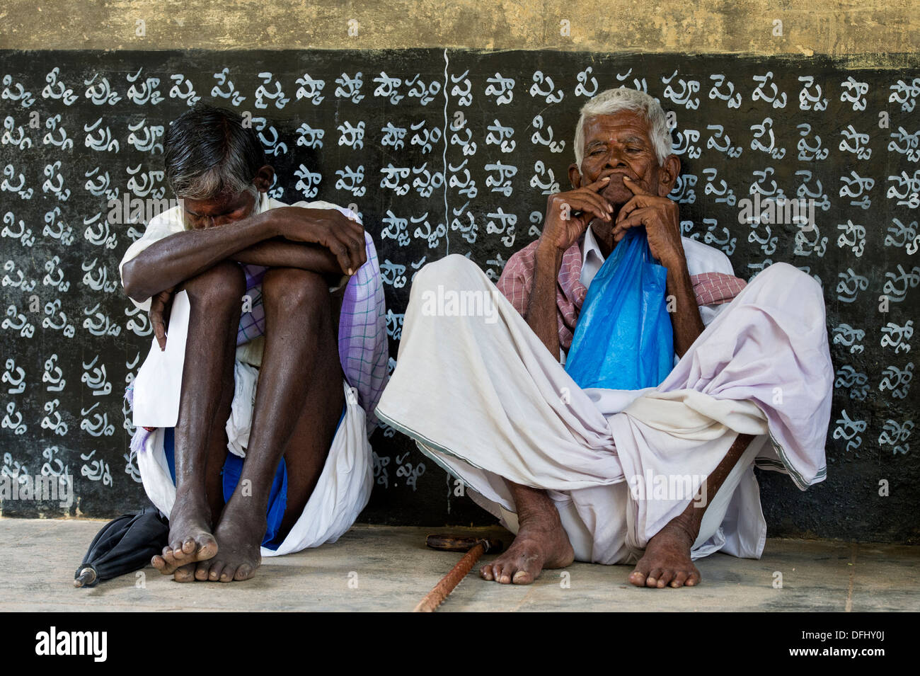 Ipovedenti gli abitanti di un villaggio indiano in attesa per la clinica oculistica presso Sri Sathya Sai Baba mobile ospedale outreach. India Foto Stock