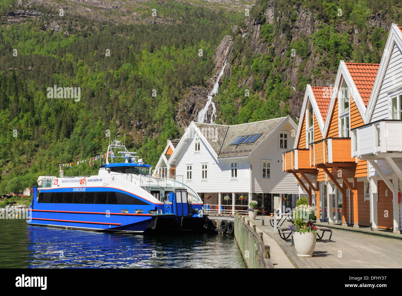 Visita al Fiordo di barca ormeggiata in Mofjorden nel grazioso villaggio norvegese di Mo, Modalen, Hordaland, Norvegia e Scandinavia Foto Stock