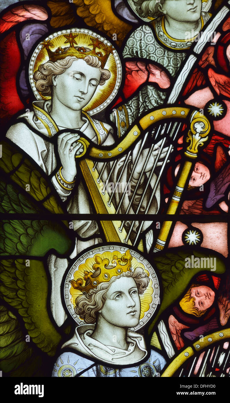 Angeli con cetre, dettaglio della finestra orientale. Chiesa di San Michele e Tutti gli angeli. Beetham, Cumbria, Inghilterra, Regno Unito. Foto Stock