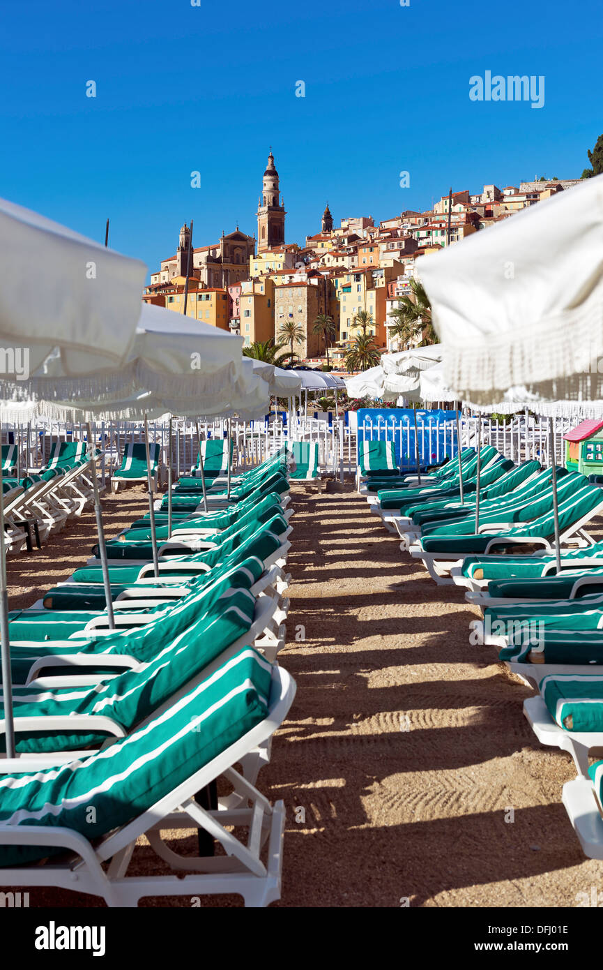 L'Europa, Francia, Alpes-Maritimes, Menton. Transat in una spiaggia privata. Foto Stock