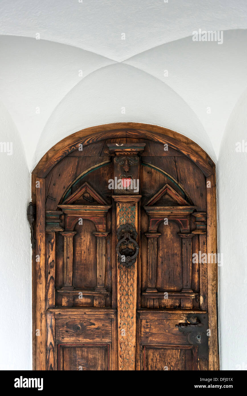 Dipinto e scolpito a mano porta anteriore per la Chesa Grischuna Hotel. Grischuna KlosterChesa Hotel. Klosters. Grigioni. Svizzera Foto Stock