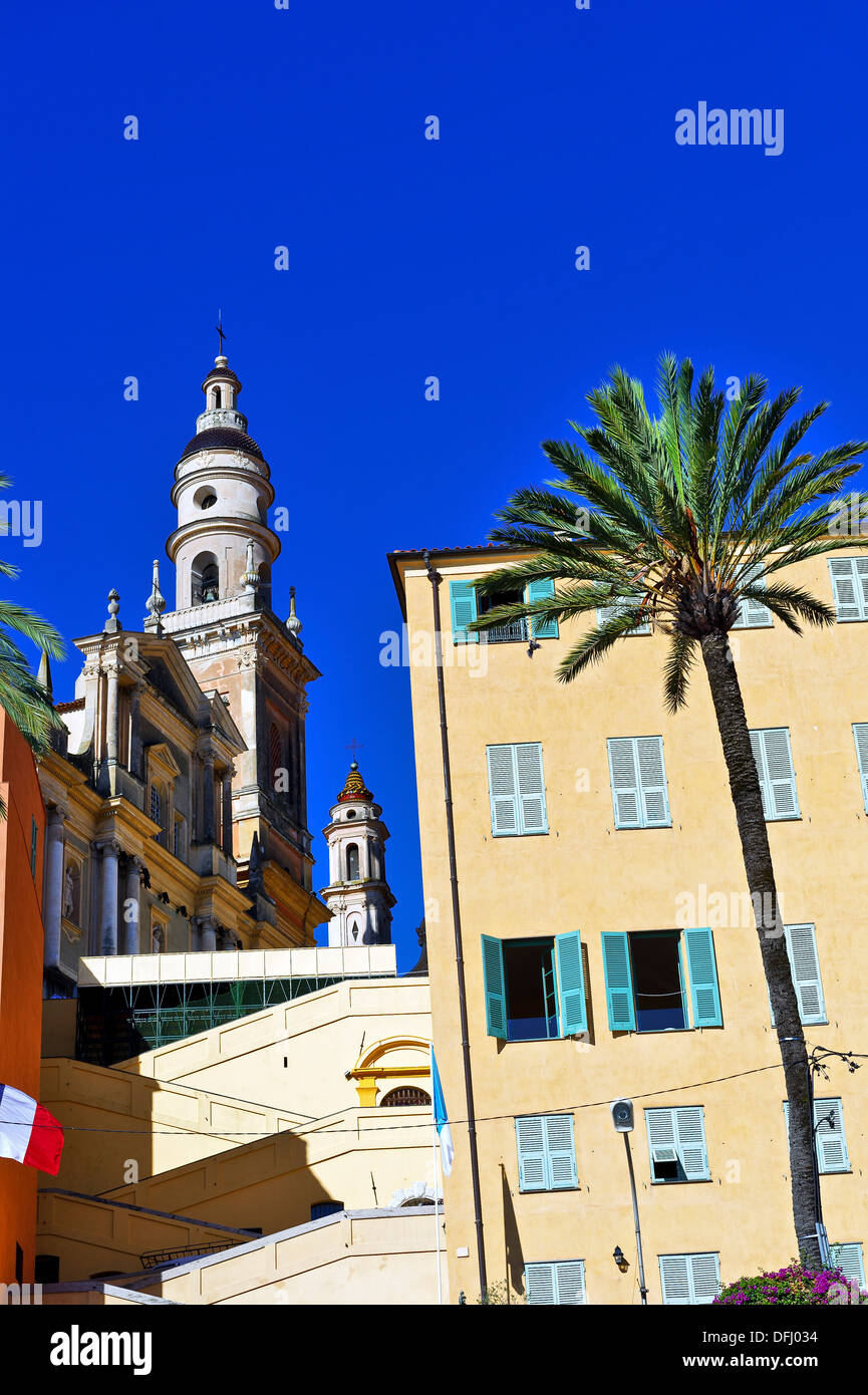 L'Europa, Francia, Alpes-Maritimes, Menton. La città vecchia e la Basilica di Saint Michel. Foto Stock