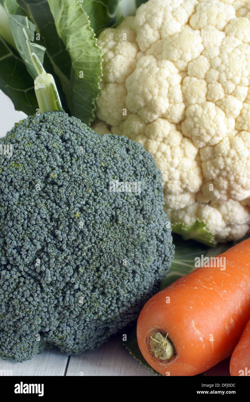 Bella fresca naturale Testa di cavolfiore con foglie di broccoli e carote utili per una sana e mangiare organici o i concetti di marketing Foto Stock