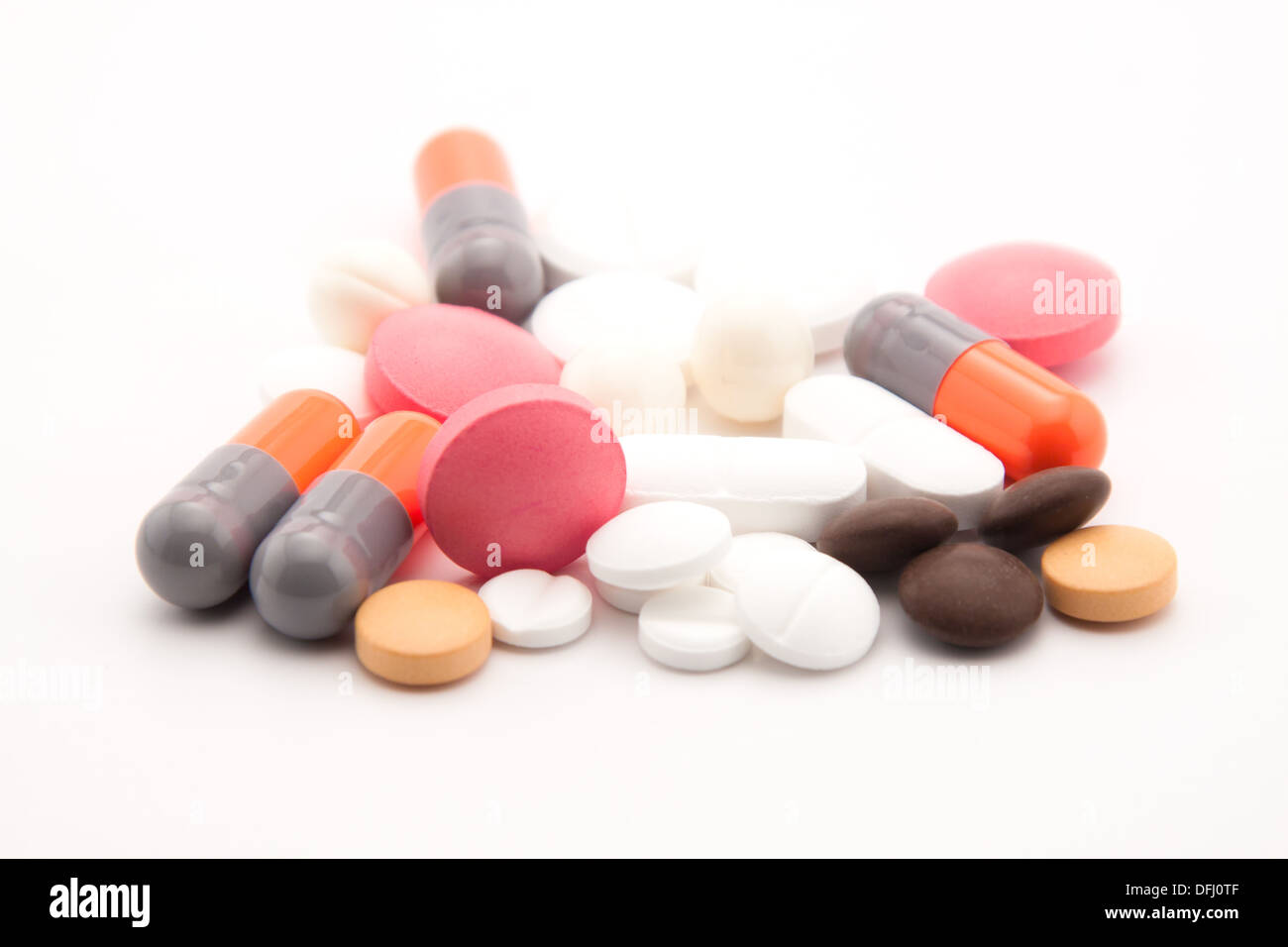 Pillole colorate su sfondo bianco Foto Stock