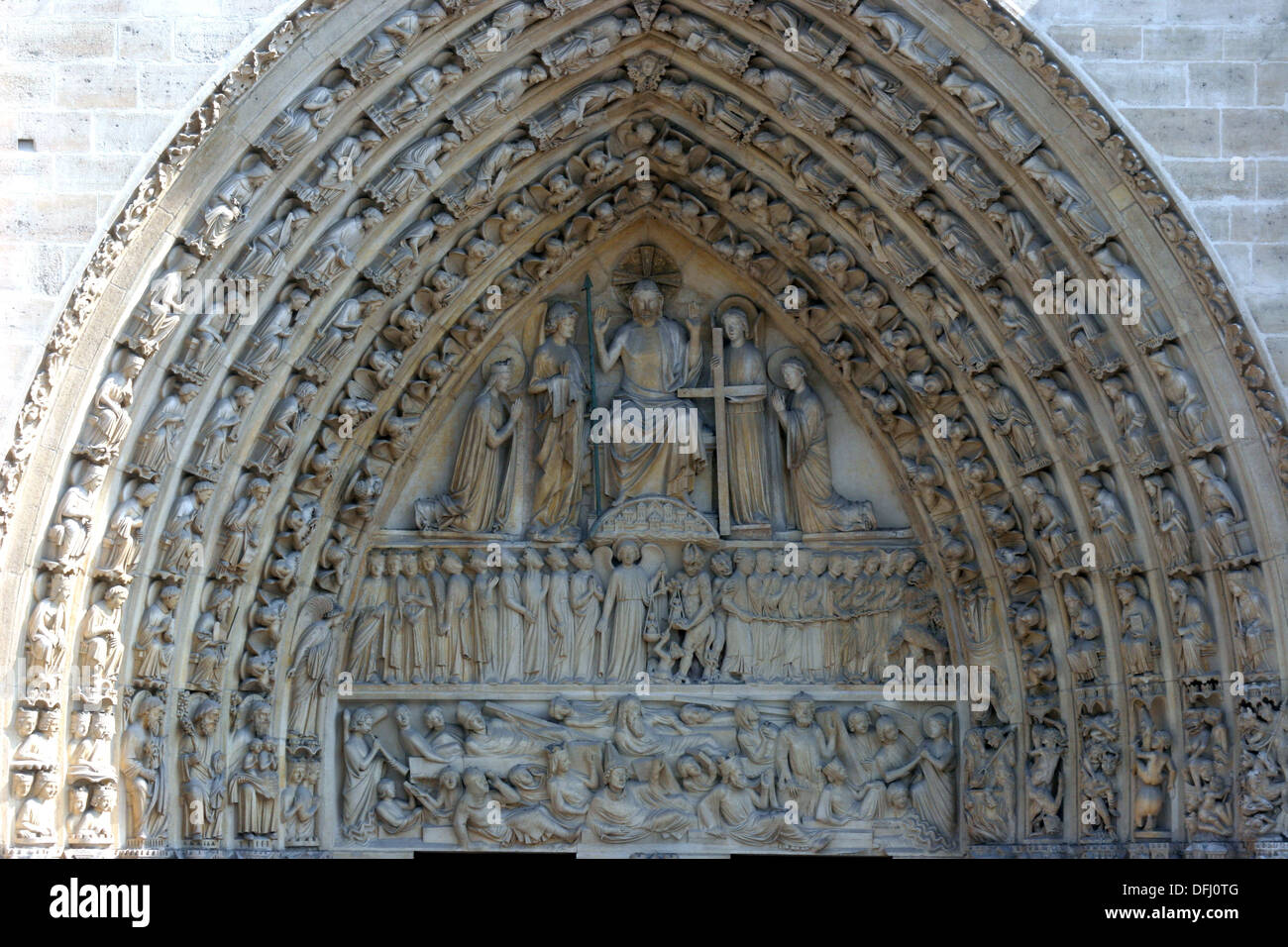 La cattedrale di Notre Dame di Parigi. Portale centrale raffigurante il Giudizio Universale Foto Stock