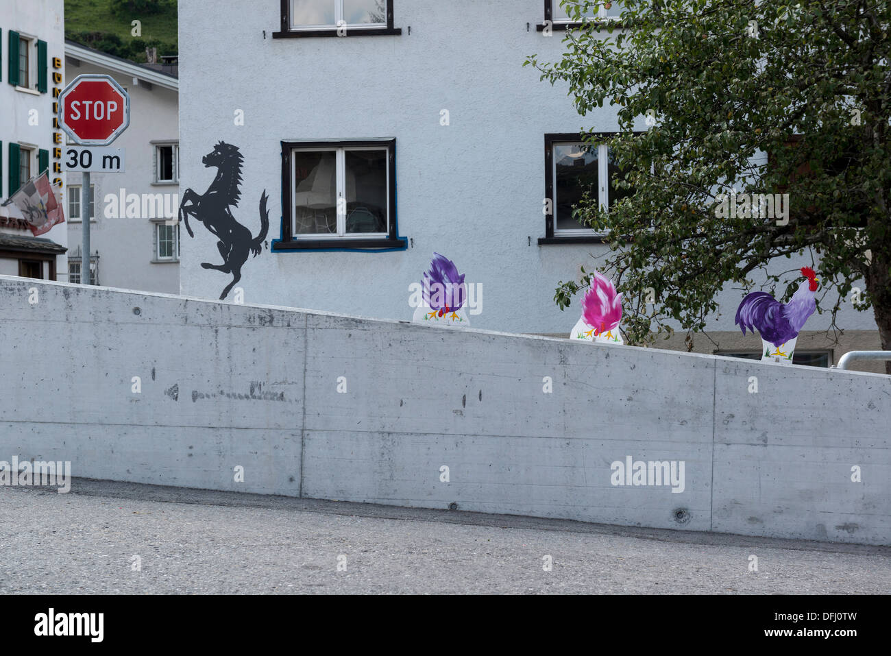 Divertenti animali dipinti a tema presso il resort di Klosters. Grigioni. Svizzera Foto Stock
