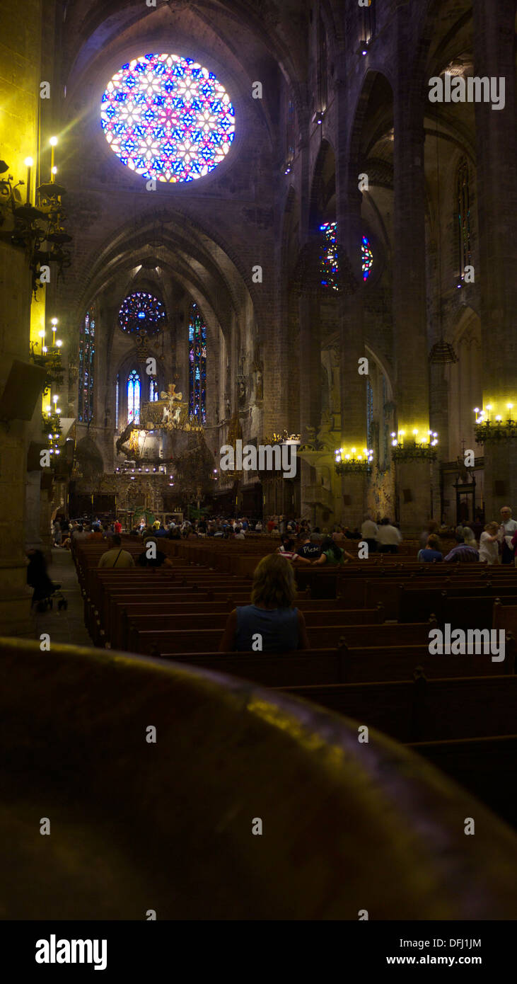 Il corridoio e il vetro macchiato rosone nella cattedrale di Palma, Palma di Maiorca, SPAGNA Foto Stock