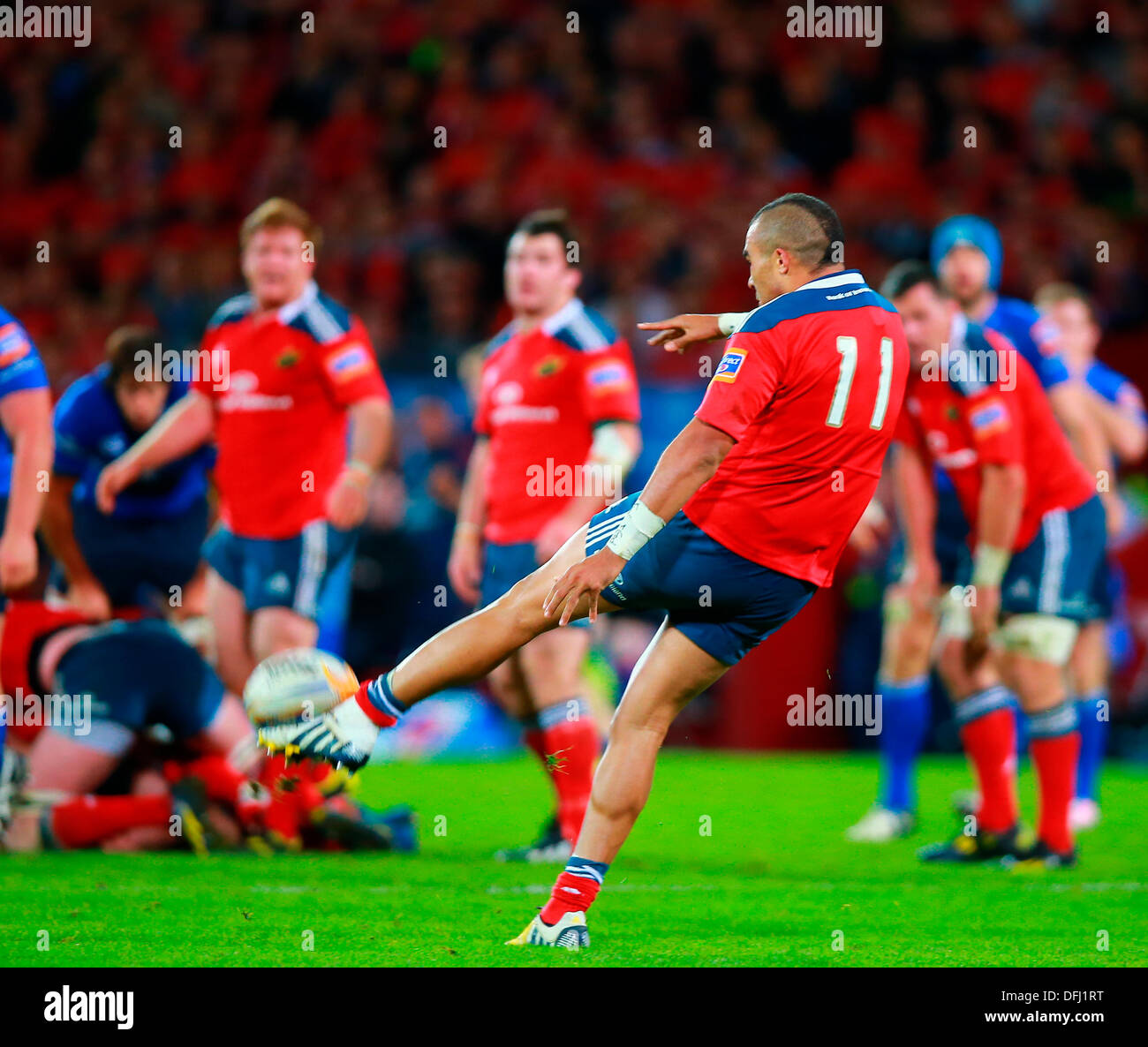 Limerick, Irlanda. 05 ott 2013. Simon Zebo (Munster) calci chiaro durante la RaboDirect Pro 12 gioco tra Munster e Leinster dal Thomond Park. Credito: Azione Sport Plus/Alamy Live News Foto Stock