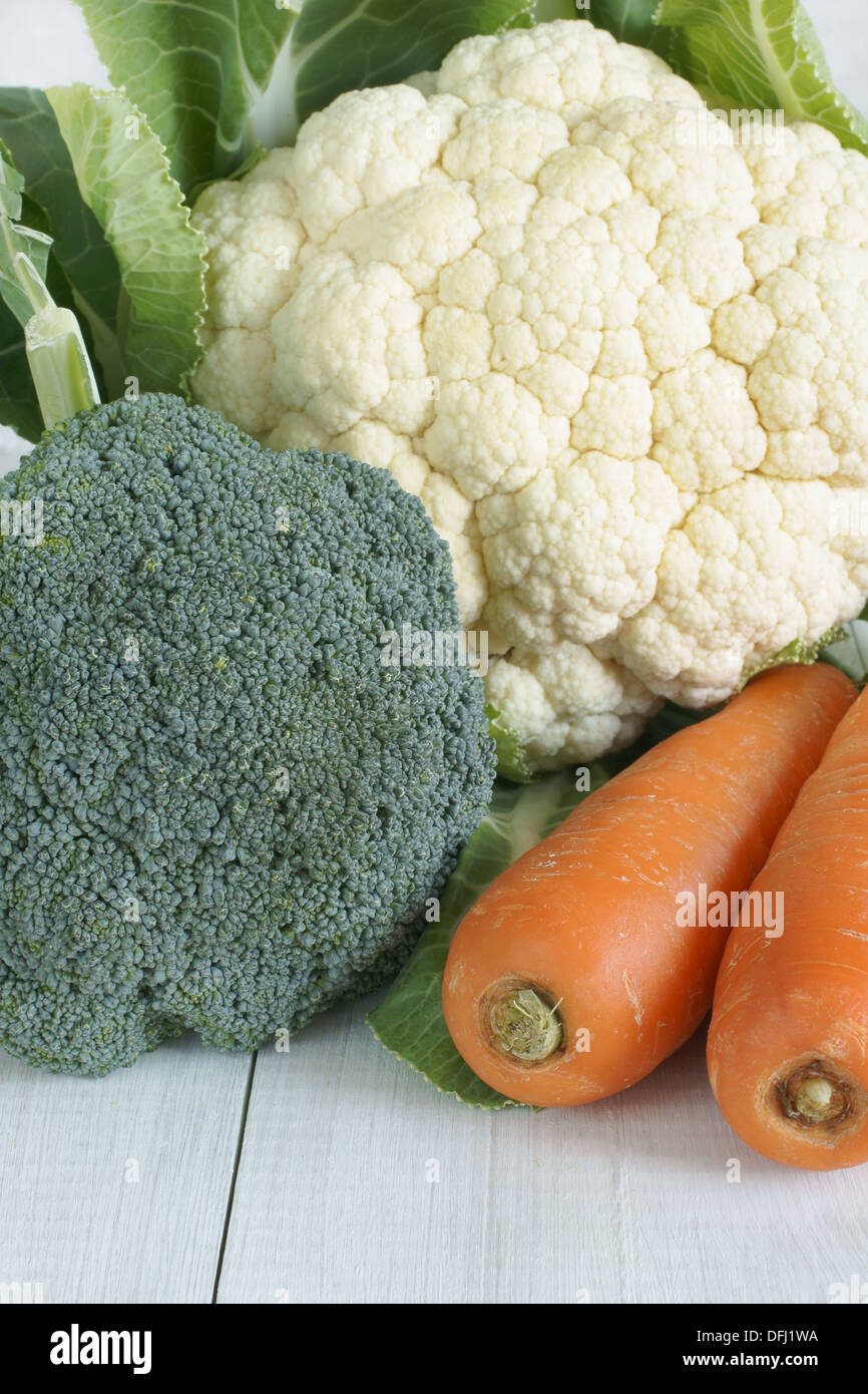 Bella fresca naturale Testa di cavolfiore con foglie di broccoli e carote utili per una sana e mangiare organici o i concetti di marketing Foto Stock
